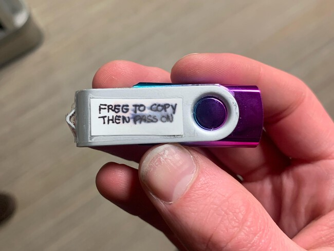 Un usuario revela cómo se topó con un pendrive de lo más misterioso en un tren (+ Detalles)