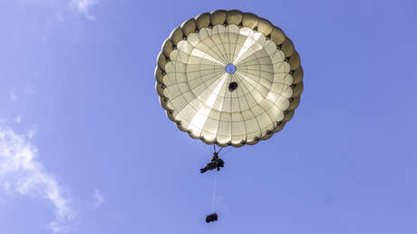 Paracaidistas británicos deben mostrar su pasaporte nada más aterrizar en Normandía por el Día D (+ Video)