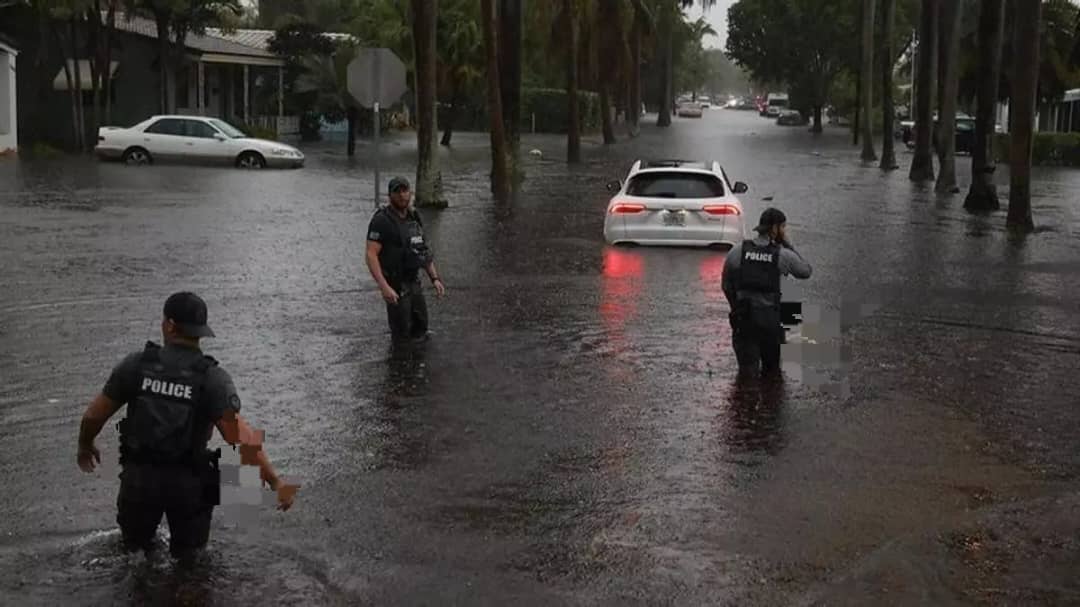 Inundaciones y vuelos cancelados en Florida dejan lluvias que no cesarán hasta el sábado