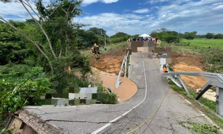 Autoridades atienden colapso del puente que conecta Zulia y Falcón