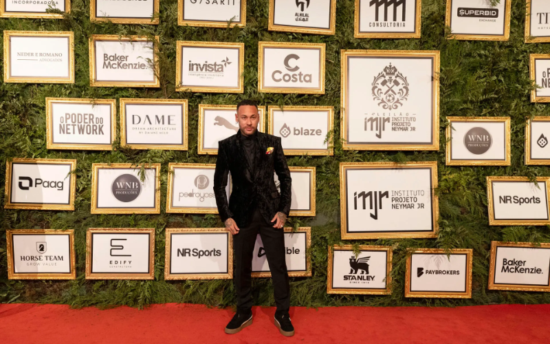 Neymar subasta zapatilla bañada en oro para recaudar fondos que apoyen programas sociales