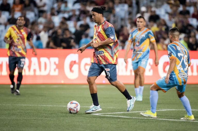 El ex futbolista Ronaldinho debuta con victoria en la Liga Monumental de Venezuela