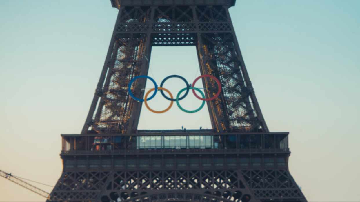 La Torre Eiffel exhibe los 5 aros olímpicos a 50 días de los Juegos Olímpicos (+ Detalles)