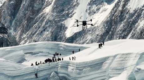 ¡Increíble! Un dron entrega cargas en el monte Everest por primera vez