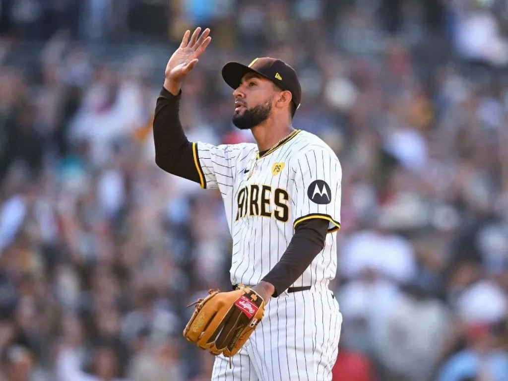 El venezolano Robert Suárez aplacó y triunfó ante Atléticos de Oakland