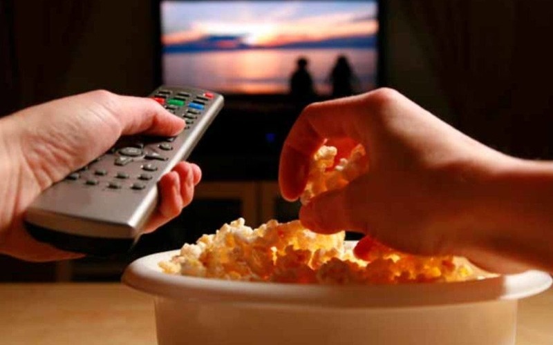 Las pantallas aumentan la ingesta de ultraprocesados en jóvenes