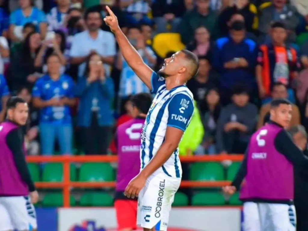 Delantero venezolano Salomón Rondón nominado al Balón de Oro en México