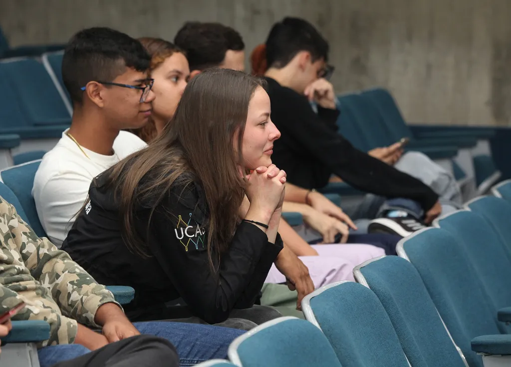Al menos 40% de los jóvenes universitarios quiere trabajar en el país tras graduarse, señala la Ucab