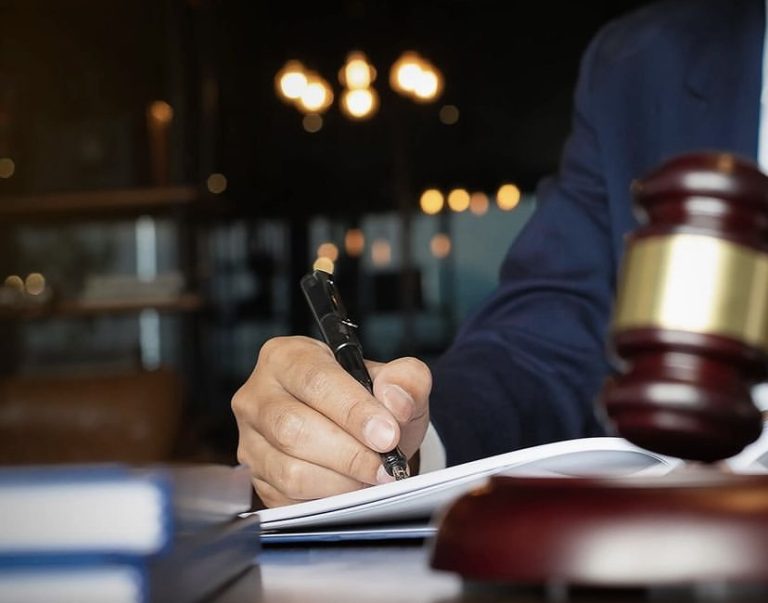 Mujer demanda una empresa por no asignarle trabajo y pagarle durante 20 años