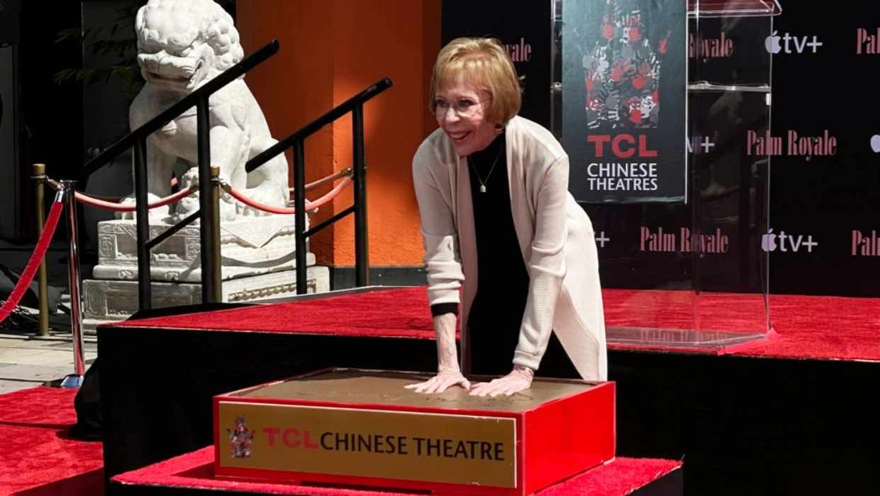Carol Burnett inmortaliza sus huellas en el paseo de la fama de Hollywood