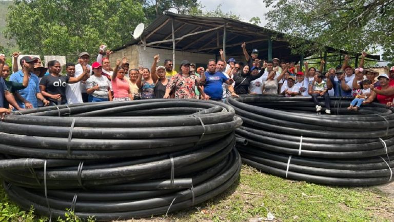 Alcaldía del municipio Simón Bolívar entregó insumos para acueducto en beneficio de seis sectores de Bergantín