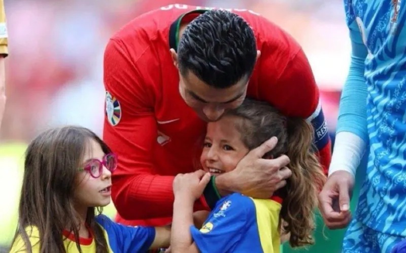 La tierna reacción de una niña al estar a centímetros de Cristiano Ronaldo