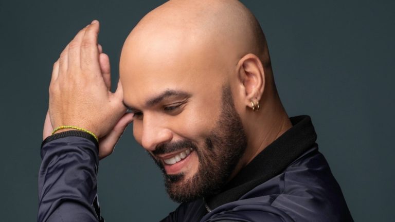 Jefe de Estado condecora al merenguero Omar Enrique por 30 años de carrera musical