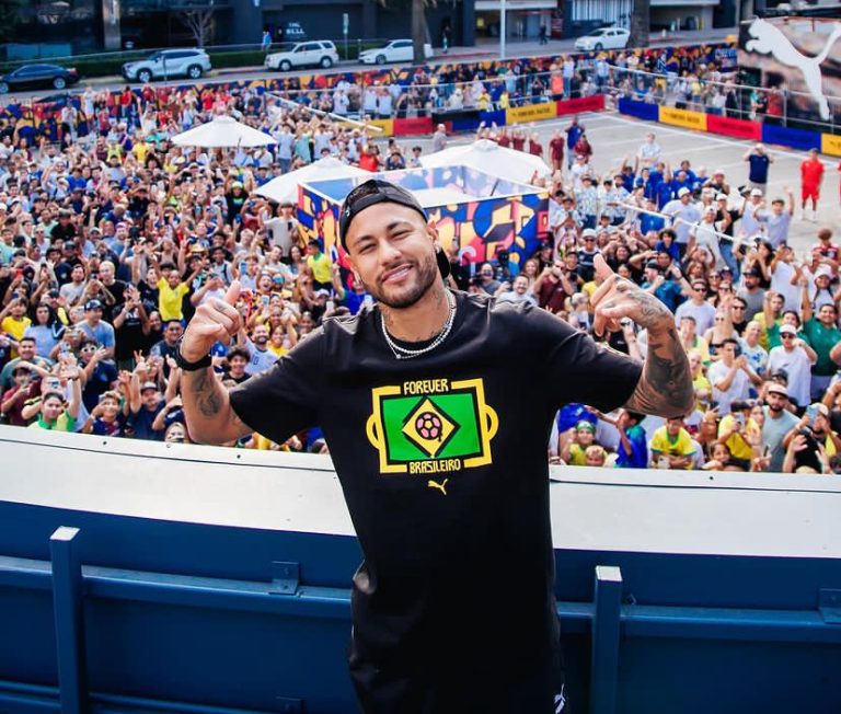 Neymar alegró el día de vendedores al detenerse a comprar unas franelas antes del juego de Brasil vs Costa Rica (+ Video)