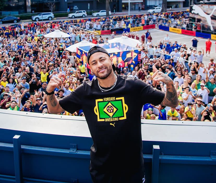 Neymar alegró el día de vendedores al detenerse a comprar unas franelas antes del juego de Brasil vs Costa Rica (+ Video)