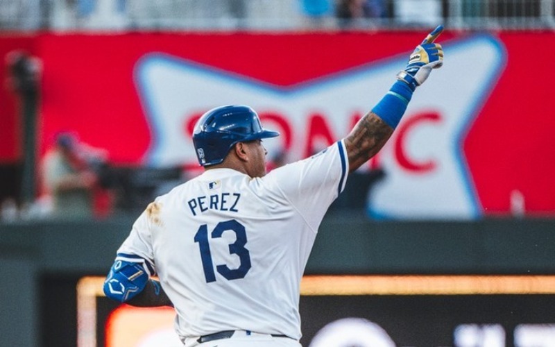 Salvador Pérez conectó su doceavo vuelacercas de la temporada en el Kaufmann Stadium