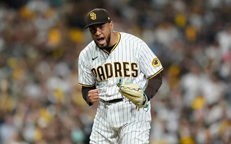 Venezolano Robert Suárez llegó a 20 juegos salvados en la temporada