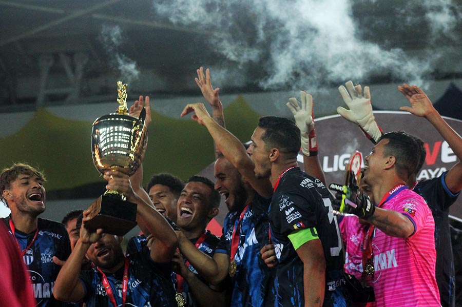 ¡Es el fin de la sequía! Carabobo FC consigue su primer título en 27 años de historia (+ Fotos)