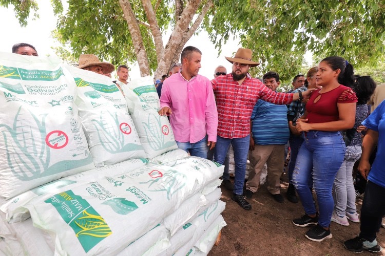 Gobernador Ernesto Luna entregó insumos a consejos comunales para sembrar más de mil hectáreas de Maíz (+ Foto)