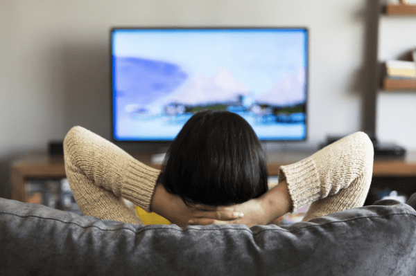 Estudio revela que ver televisión en exceso reduce las probabilidades de un envejecimiento saludable