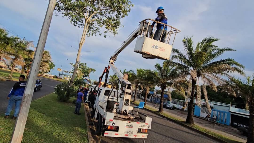 Reparan falla en tendido eléctrico en la avenida José Antonio Páez de Maturín (+ Fotos)