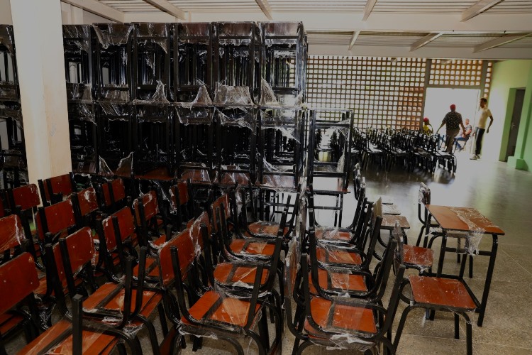 Gobernador Ernesto Luna realizó la donación de 365 mesa-sillas a estudiantes del sector El Nazareno