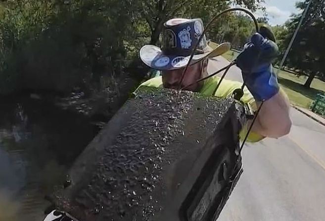 Una pareja de EEUU pesca con un imán una caja fuerte con 100.000 dólares (+ Fotos)