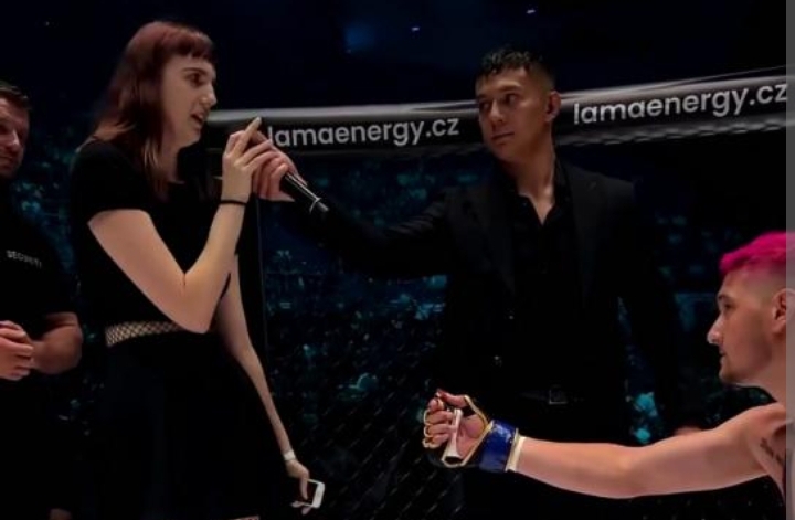 Doble derrota: luchador le propone matrimonio a su novia tras perder un combate y ella dice que no (+ Video)