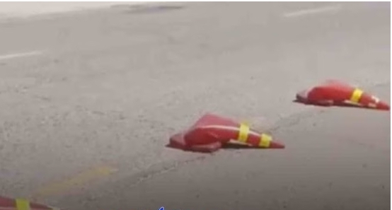 El intenso calor derrite los conos de tráfico en las carreteras de Kuwait