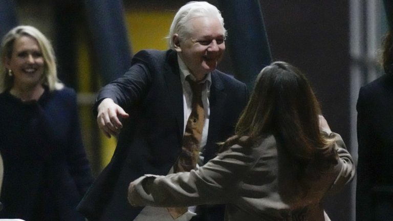 Conmovedor abrazo de Assange con su esposa y su padre entre un estruendoso aplauso (+ Video)