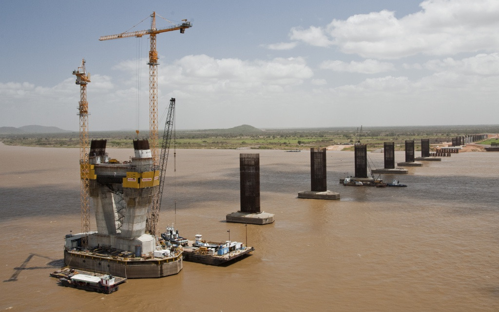 Avances en la construcción del tercer puente sobre el Río Orinoco en Caicara del Orinoco, estado Bolívar