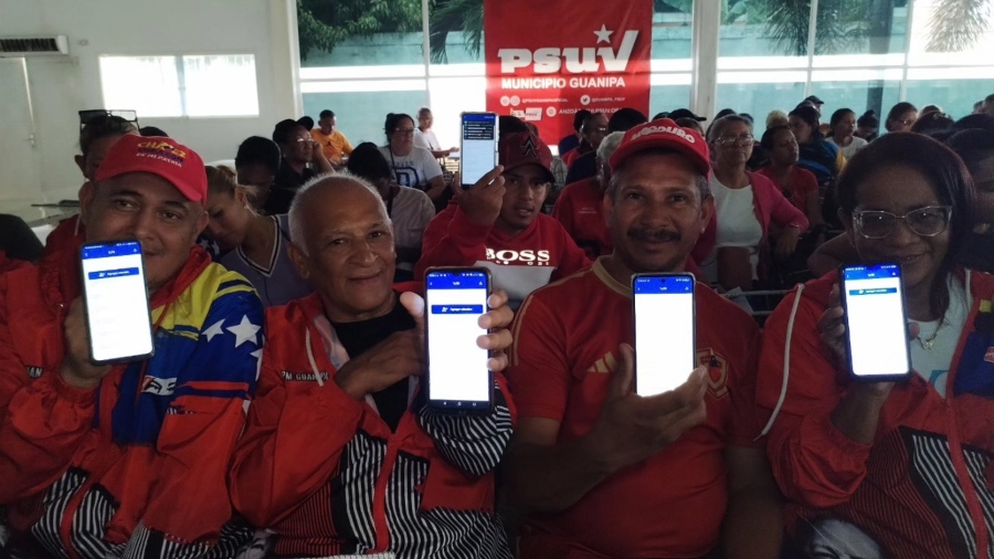Militantes del PSUV activos en el chequeo del 1X10 electoral