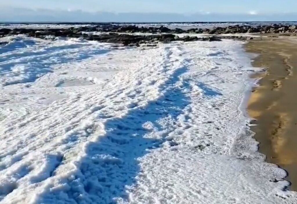 Las olas de mar se congelan por el frío extremo en Argentina (+ Video)