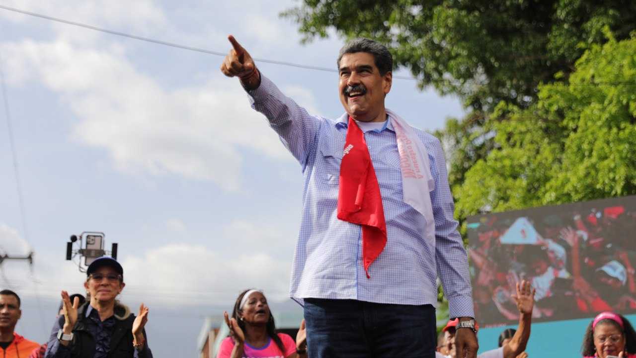 Presidente Nicolás Maduro fue recibido efusivamente en Guatire