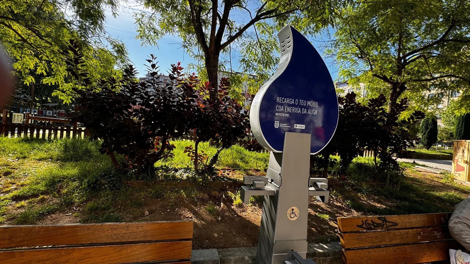 Instalan un cargador de móviles que funciona con la energía del agua en una ciudad de España