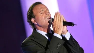 Llegó julio y no pueden faltar sus memes: qué opina Julio Iglesias