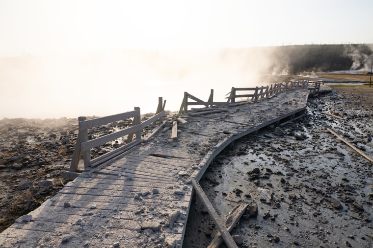 Erupción en Yellowstone: rocas volando y visitantes huyendo (+ Video)