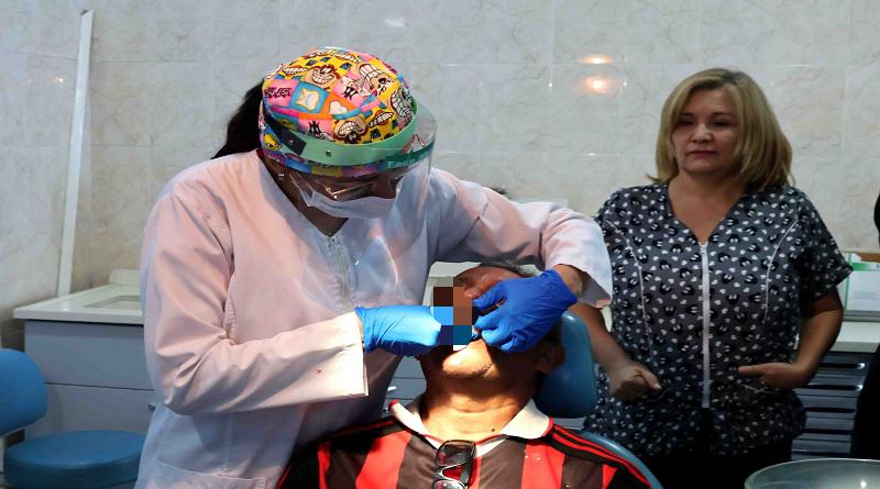 Misión Sonrisa coloca prótesis dentales a abuelos y abuelas de Valencia (+ Fotos)