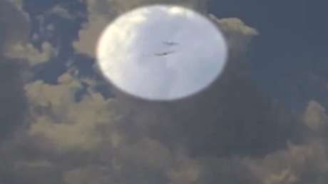 Peligroso cruce de dos aviones en pleno vuelo (+ Video)