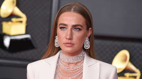 La extraña y polémica interpretación del himno de EEUU por Ingrid Andress (+ Video)