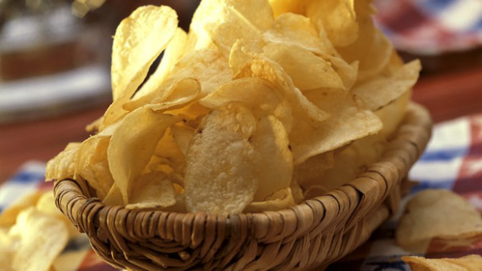 ¿Van a desaparecer las papas fritas con sabor a jamón?: la UE las prohíbe por este motivo