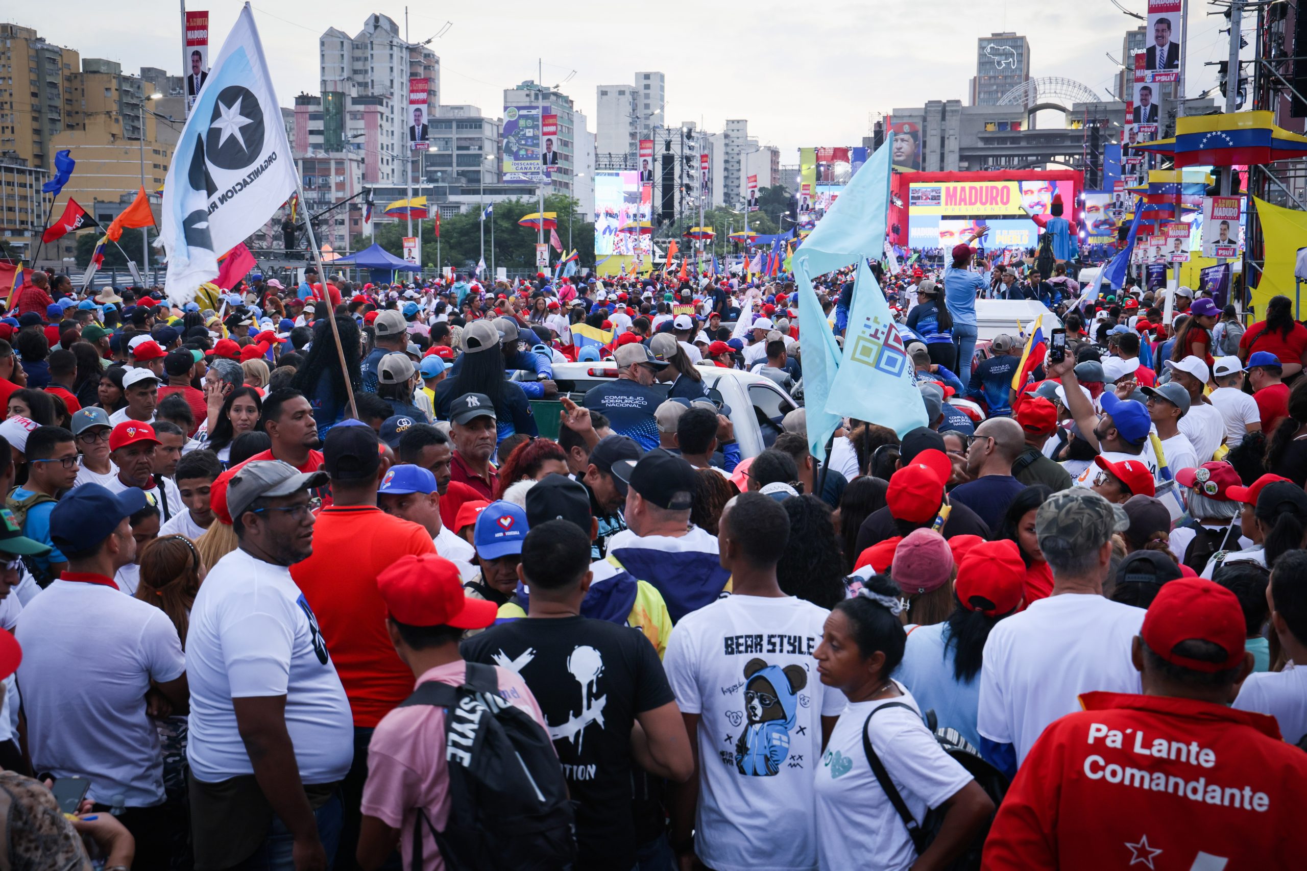 ¡Desbordada! Así estuvo la Av. Bolívar de Caracas para cerrar con broche de oro la campaña de Maduro (+ Detalles)