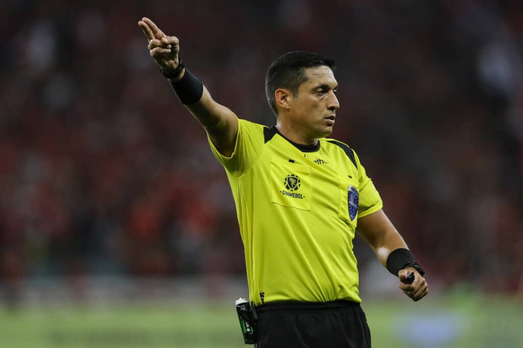 El venezolano Jesús Valenzuela es el árbitro del difícil juego Brasil vs Colombia