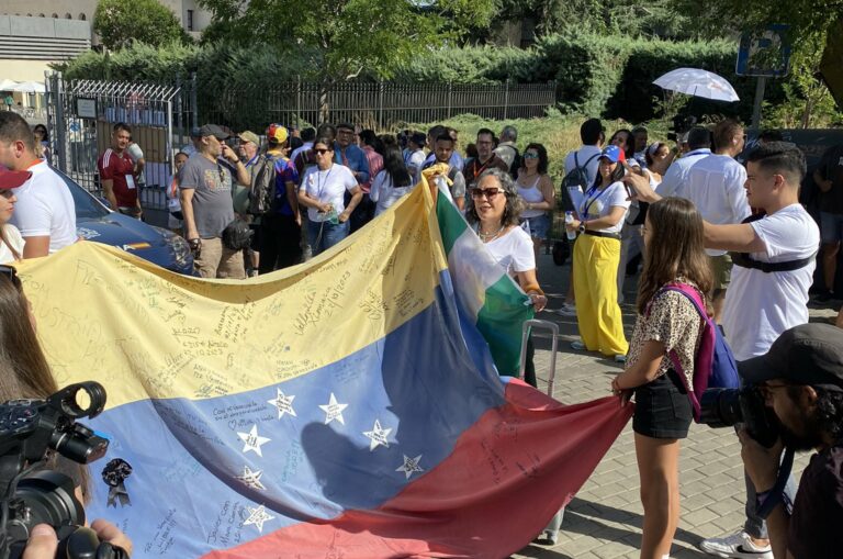 Venezolanos en España votan en 46 mesas electorales que fueron habilitadas