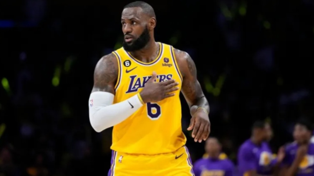LeBron James acuerda con los Lakers una millonaria renovación por dos años