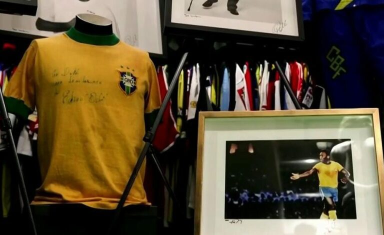 Brasileño tiene la colección de camisetas de fútbol más grande del mundo