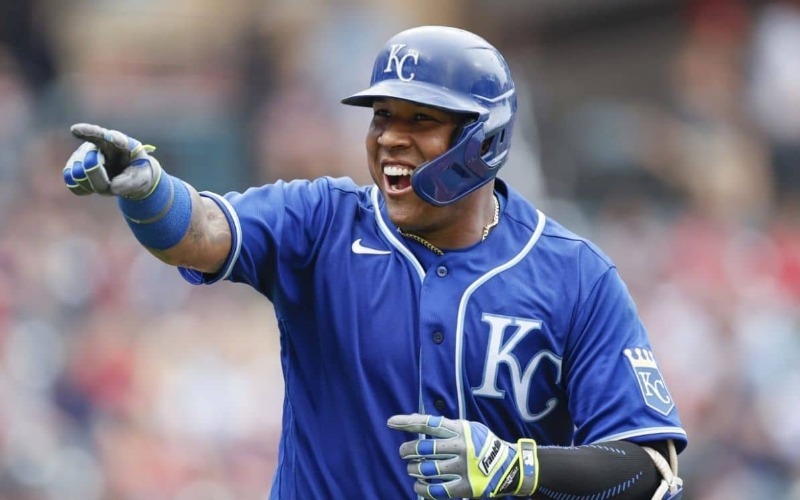 Venezolano Salvador Pérez conectó el hit 1.500 de su carrera (+ Detalles)