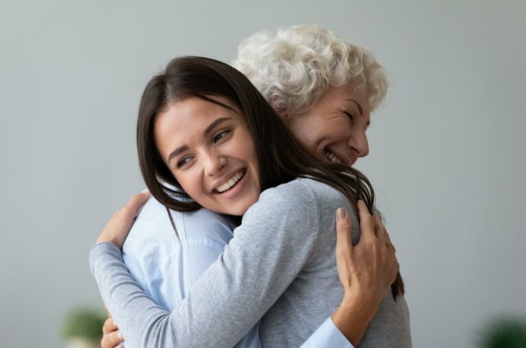 ¿Cuántos abrazos necesita una persona al día para sentirse feliz? (+ Detalles)
