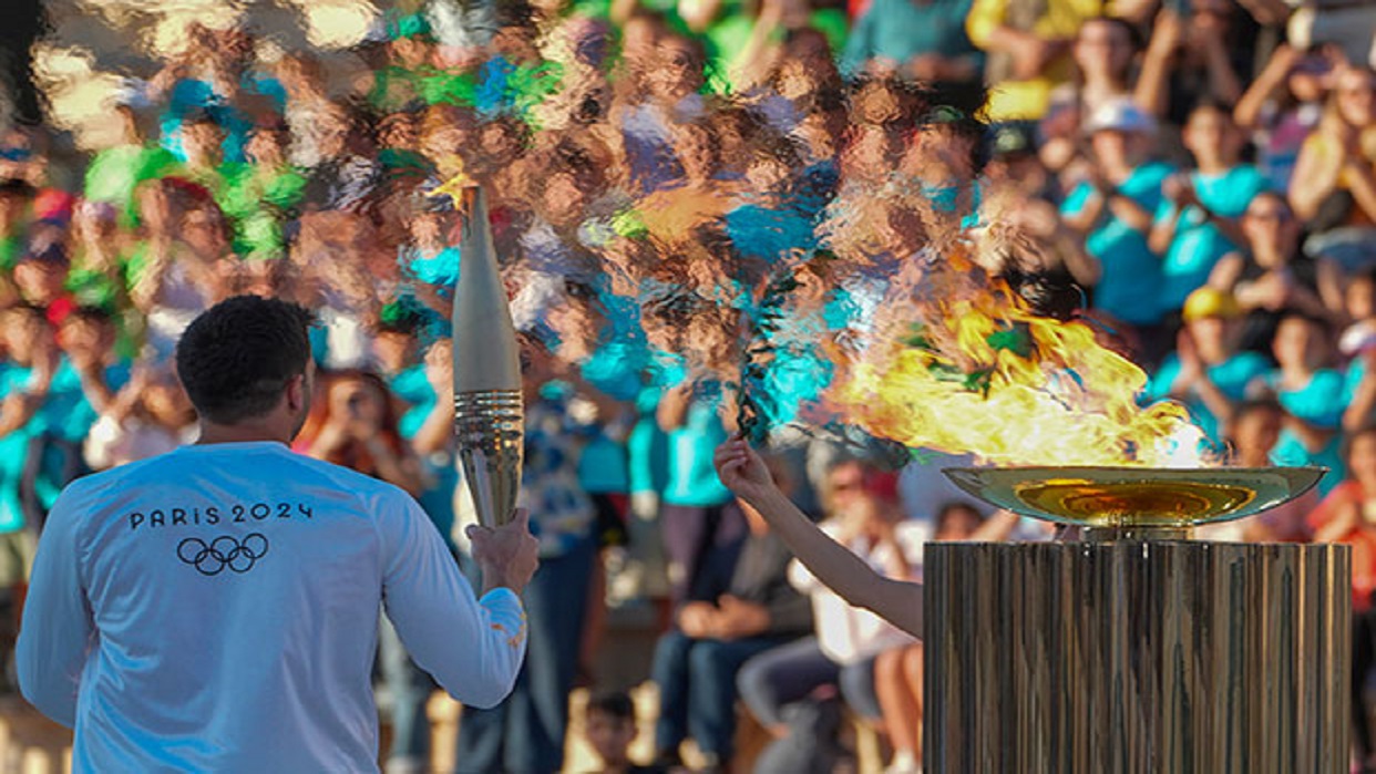 La llama olímpica finaliza su recorrido en París hasta la apertura de los Juegos