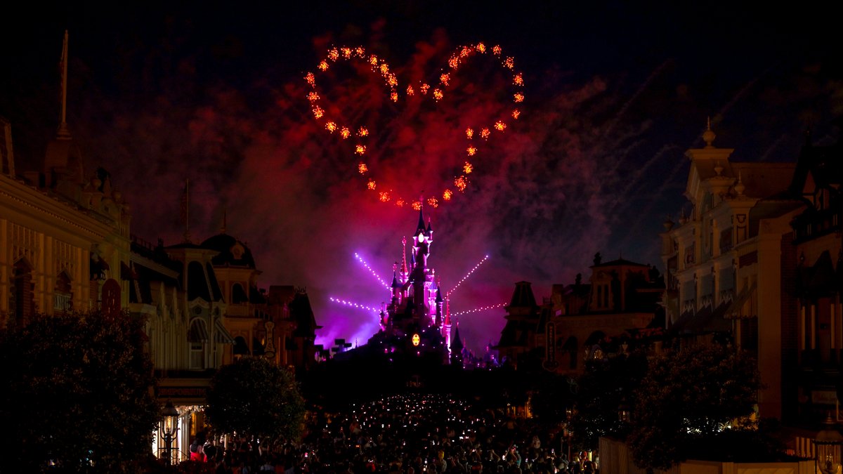 Disneyland París logra el récord Guinness por la mayor imagen aérea con 1.571 drones (+ Foto)